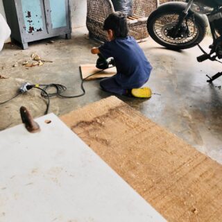 Melhor ajudante! Estamos construindo uma prensa para extrair o shoyu :)

#shoyu 
#shoyuartesanal 
#shoyuorganico